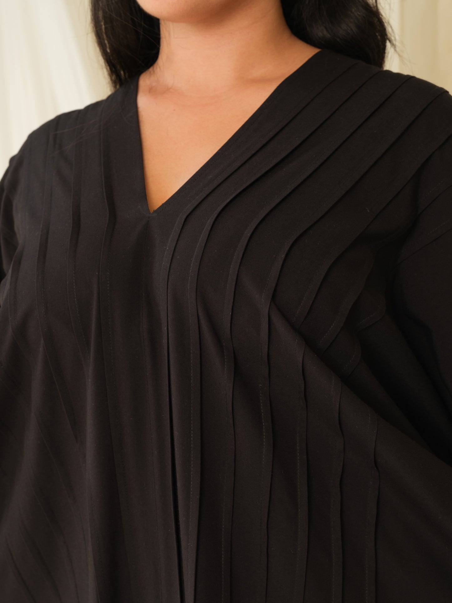 Womens Rayon Knee Length Kaftan Dress Black V Neck Pintuck Detail Summer Resort Wear Close